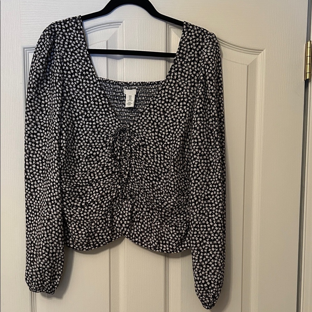 H&M Black and White Patterned Blouse size medium